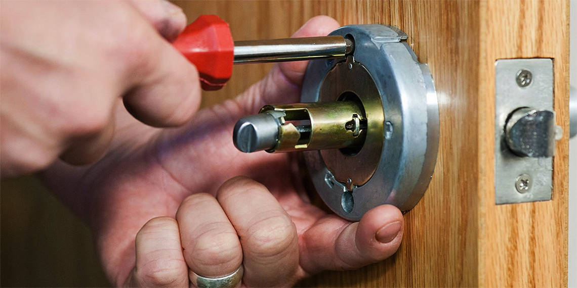 Avoid big damage to your door after losing your keys